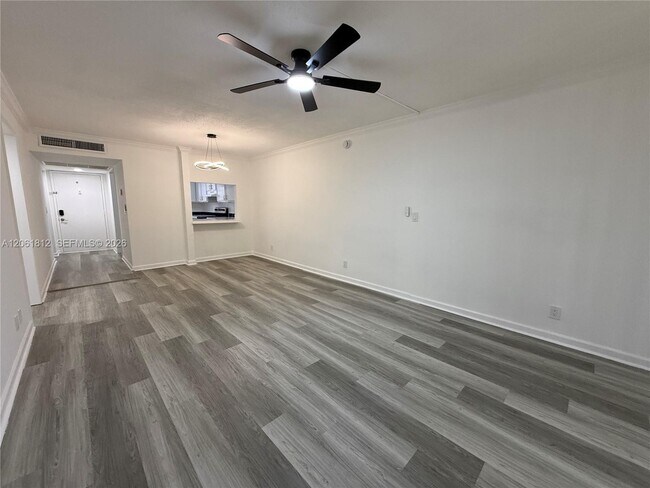 Building Photo - 9440 Live Oak Pl
