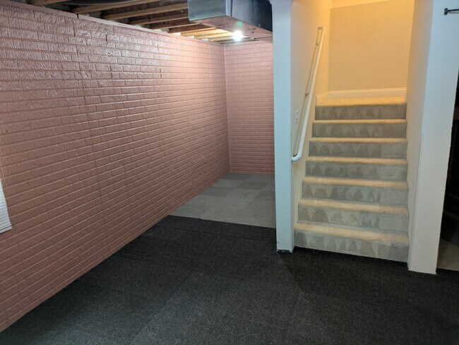 Building Photo - 2410 Eaton Ave