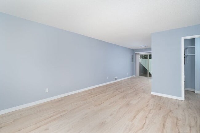 Building Photo - Recently remodeled 2 bedroom 1 bath unit! ...