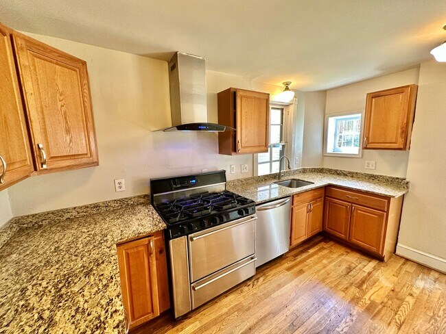 Building Photo - Glamorous Georgetown 2 Bedroom Historic Row Home with Patio