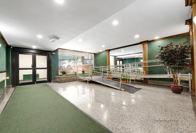 Building Photo - 102-55 67th Dr