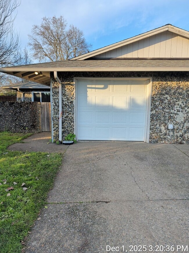 Building Photo - 665 NE 26th St