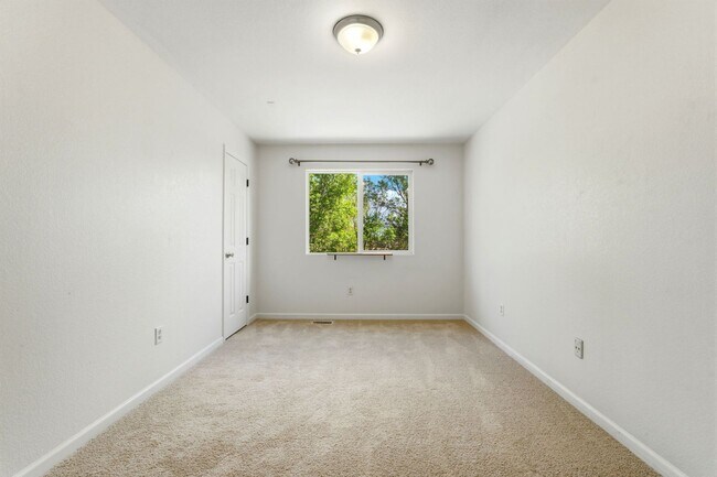 Building Photo - 3-bed + office, 2-bath home, minutes to Denver and close to outdoor recreation areas