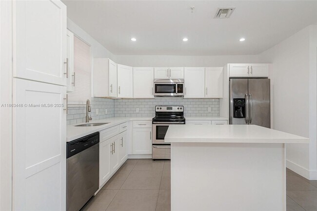 Building Photo - 555 E Dania Beach Blvd