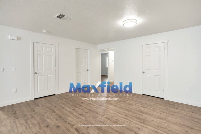 Building Photo - Pet Friendly Main Floor 3BD 2BA 2GA Unit Near Costco and High School