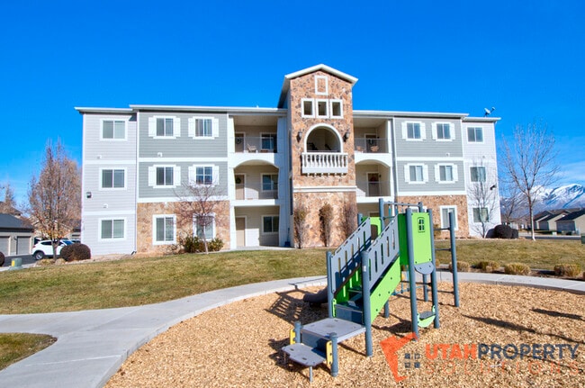 Building Photo - 1807 N Crest Rd