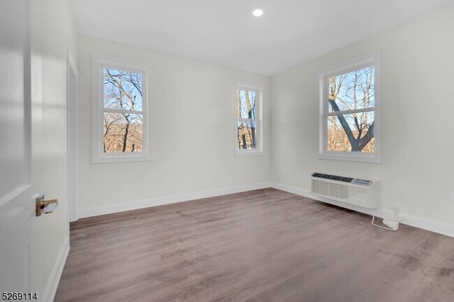 Building Photo - 751 Vose Ave