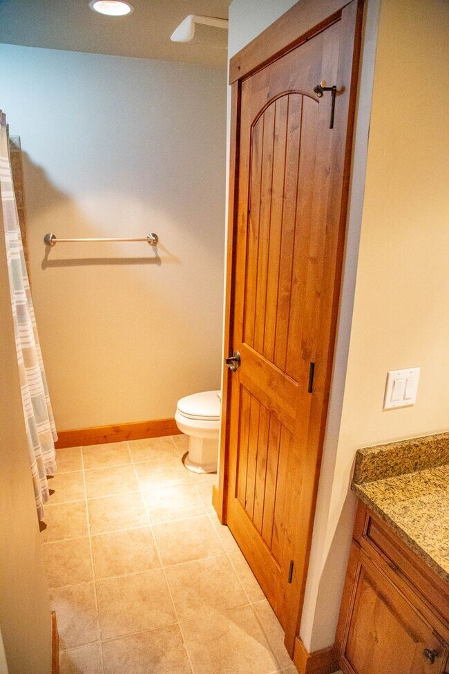 Building Photo - Wonderful Furnished 3 Bedroom & 2 Bathroom...