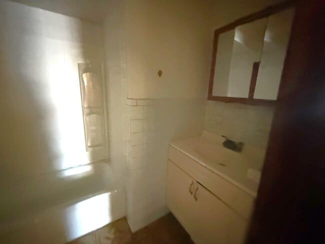 Building Photo - 910-912-912 Broadway