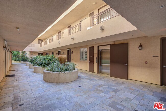 Building Photo - 1444 S Point View St