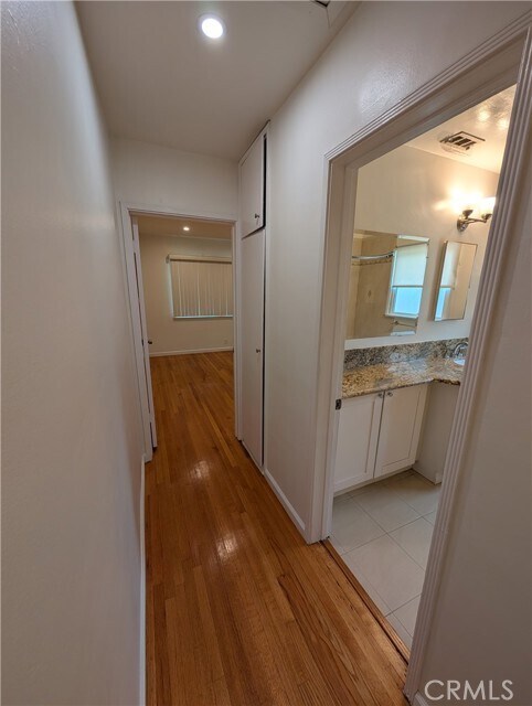 Building Photo - 1108 E Altadena Dr