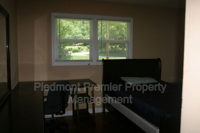 Building Photo - 1212 Brookwood Dr