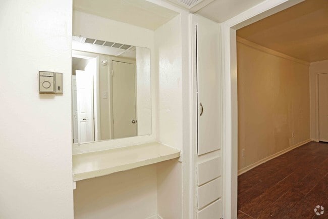 1BR,1BA - 750SF - HALL VANITY - La Fina Apartments