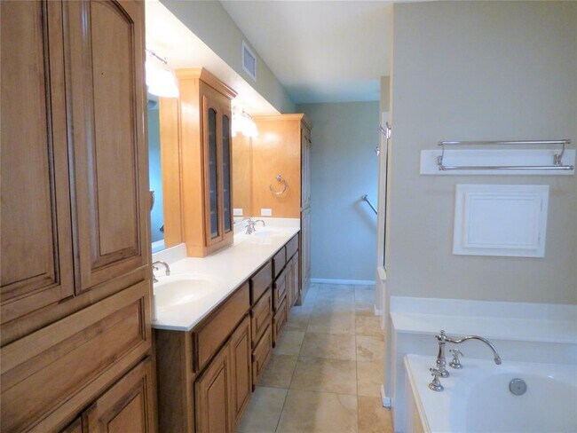Building Photo - 1027 Short Reach Dr