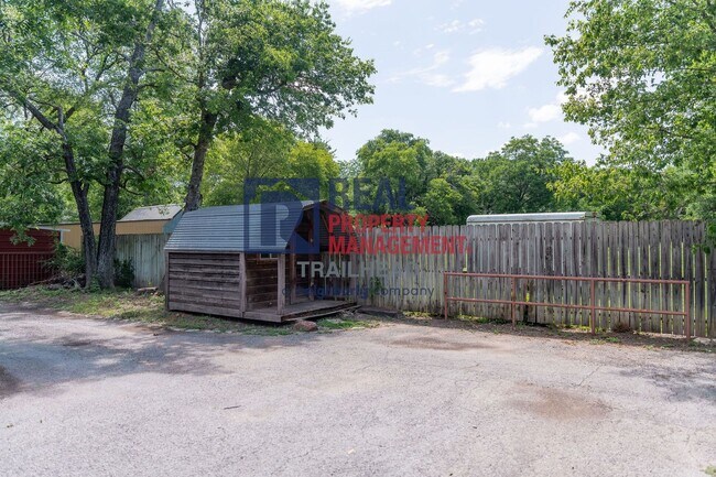 Building Photo - Cozy 2 Bedroom Home Near Historic Downtown Glen Rose