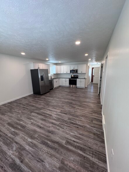 Building Photo - 202 E Plum St