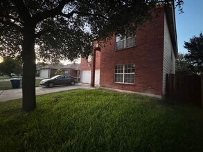 Building Photo - 4 Bedroom 2 1/2 Bath Plus Office Near 151 ...
