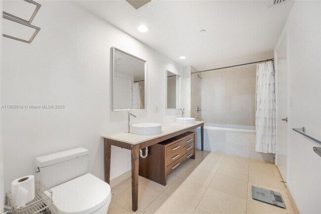 Building Photo - 495 Brickell Ave