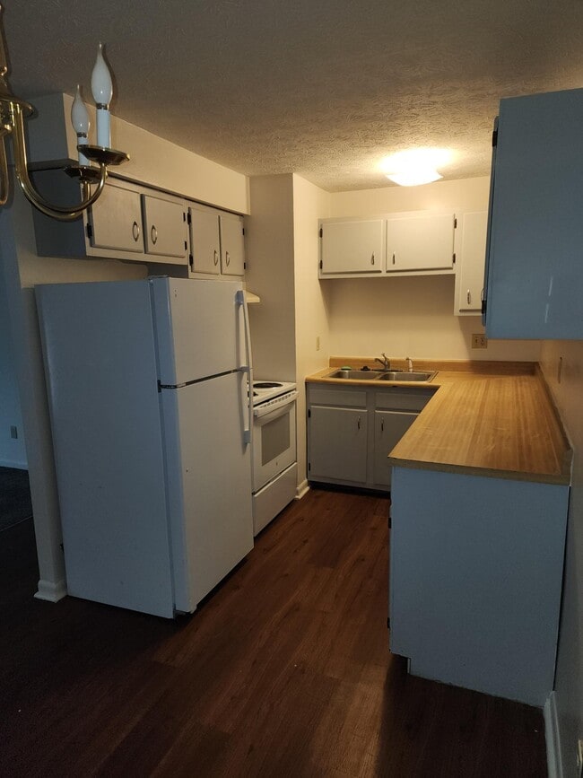 kitchen - 3990 Yearling Ct