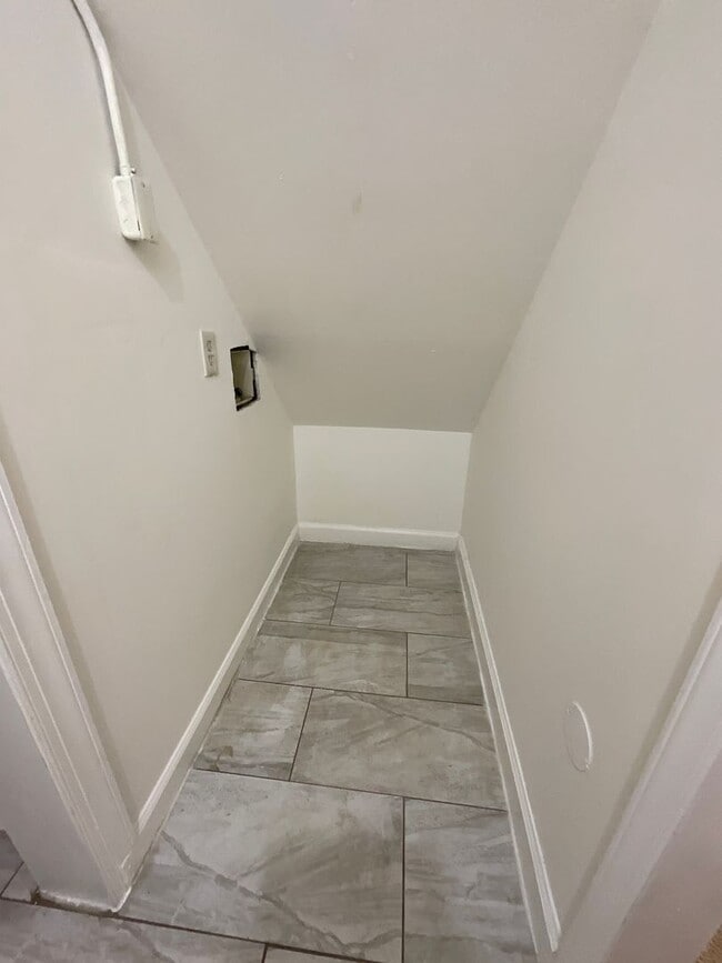 Building Photo - Beautiful 2 Bed 2.5 Bath Townhouse!