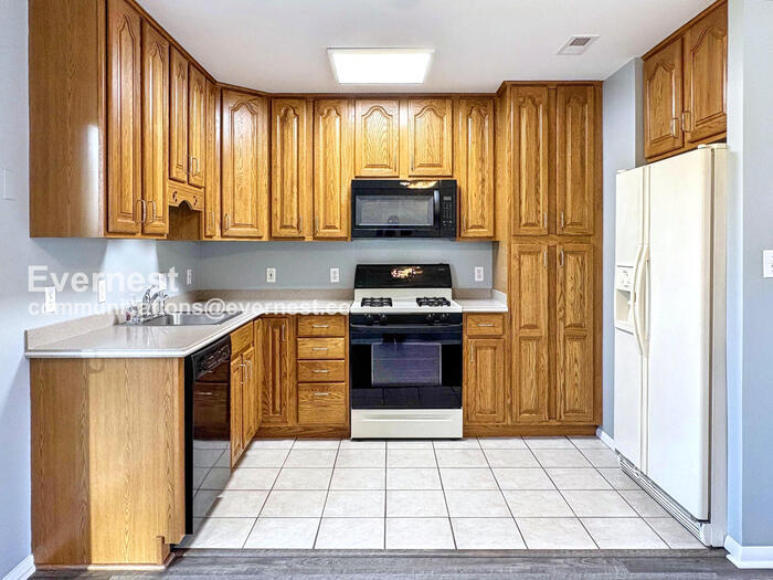 Building Photo - 123 Thomas Rd