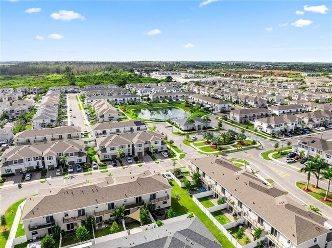 Building Photo - 818 SE 17th St