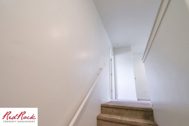 Building Photo - End Unit Fossil Hills Townhome with 3 Beds and 2.5 Baths