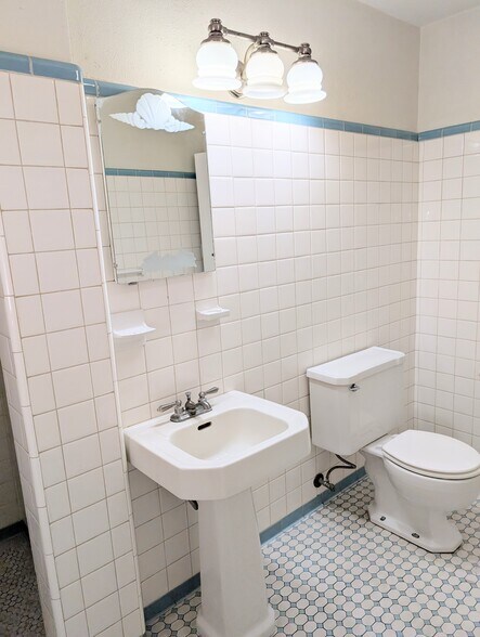 Building Photo - 1010 Indian Beach Dr