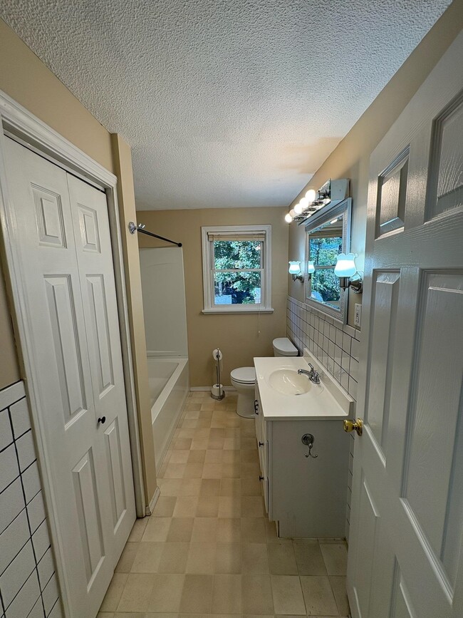 Building Photo - 15 Kingston Dr