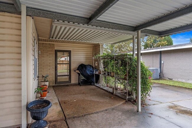 Building Photo - 1124 Helen Dr