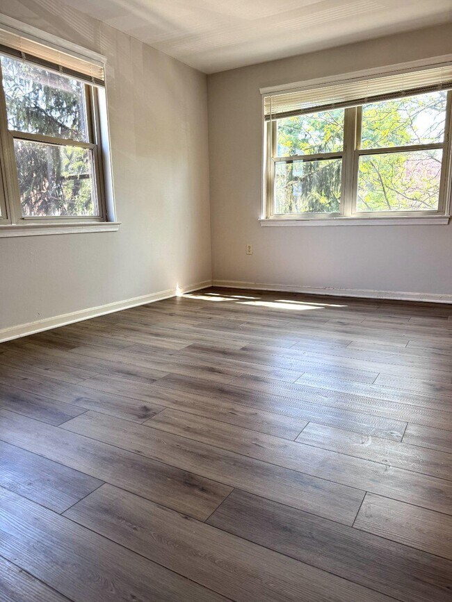 Building Photo - 5929 Quantrell Ave