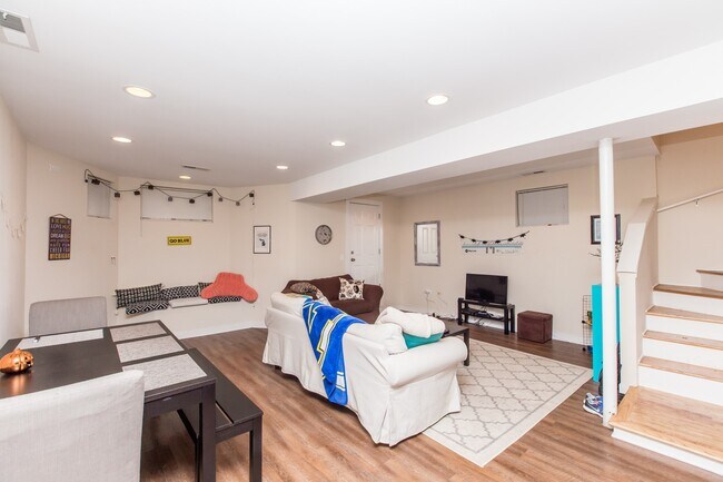 Building Photo - HUGE 4bed/2bath Condo Quality GARDEN unit in Wicker Park! Central Air! In-Unit Laundry!