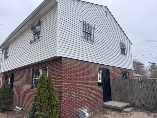 Building Photo - 2127 Winfield Ave