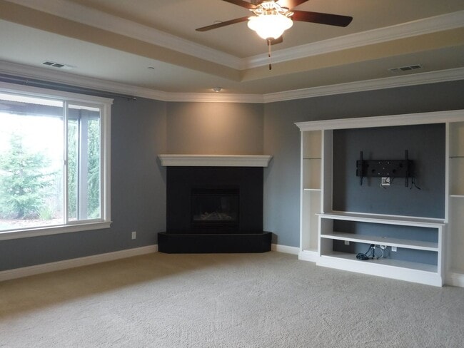Building Photo - Lovely 4 Bedroom Home!