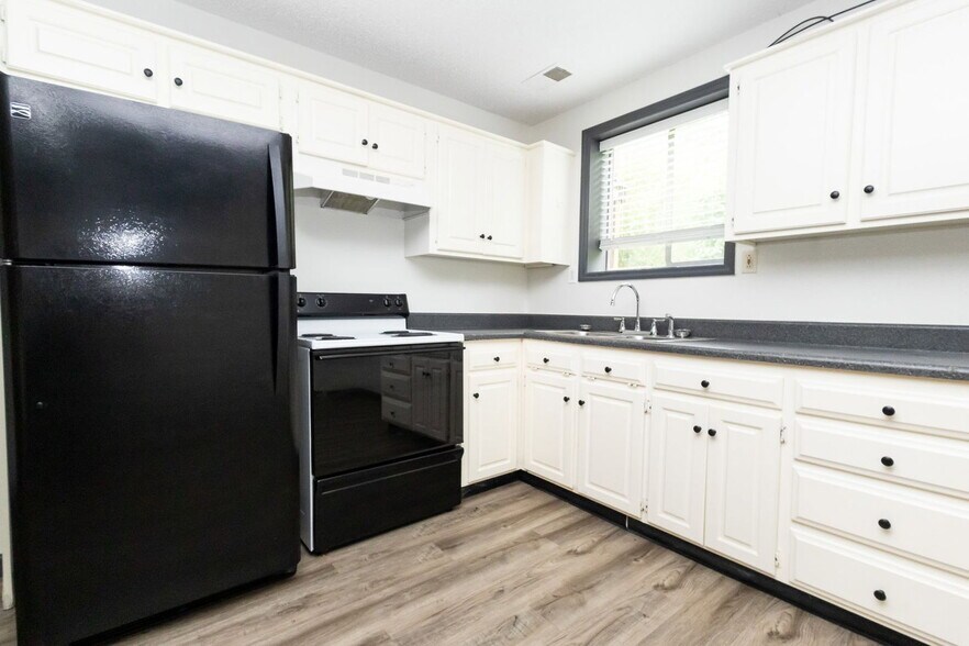 Building Photo - 6923 Greenway Dr