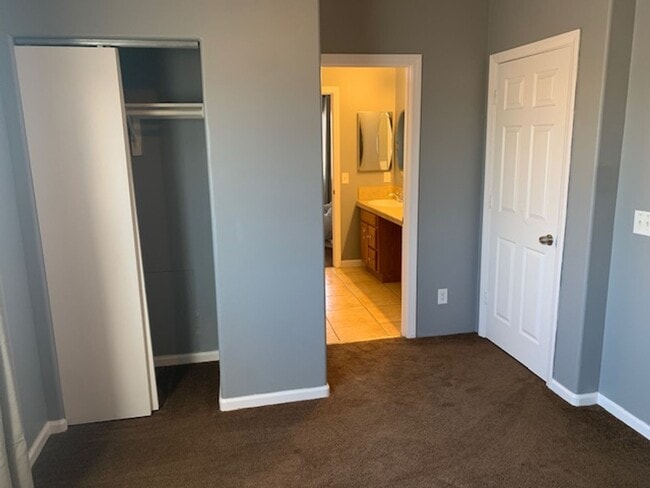 Building Photo - 3 Bedroom Townhouse