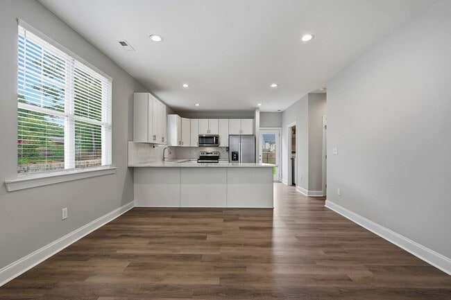 Building Photo - 573 Circle Dr