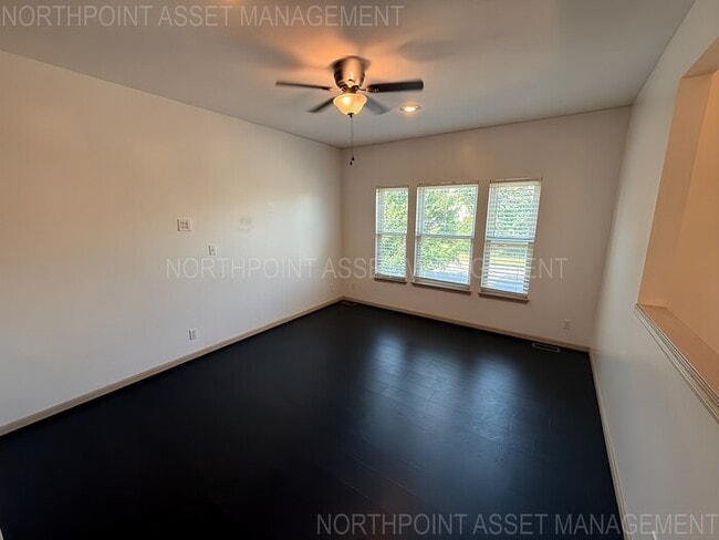 Building Photo - 3 Bed, 2 Bath Townhome SPECIAL!
