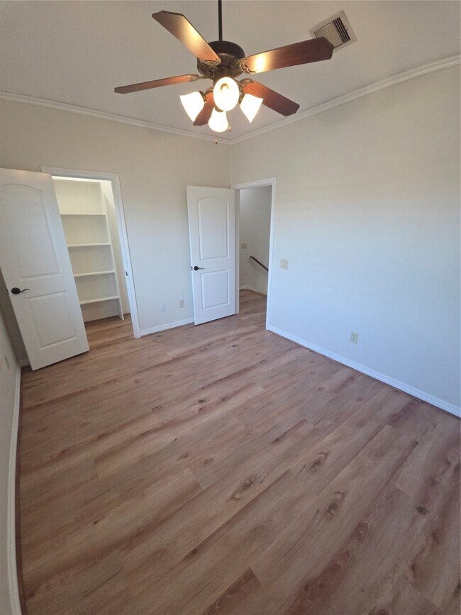 Building Photo - 3117 Fairdale Oaks E