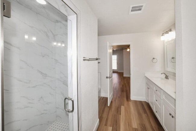 Building Photo - 7625 Woodford Ave