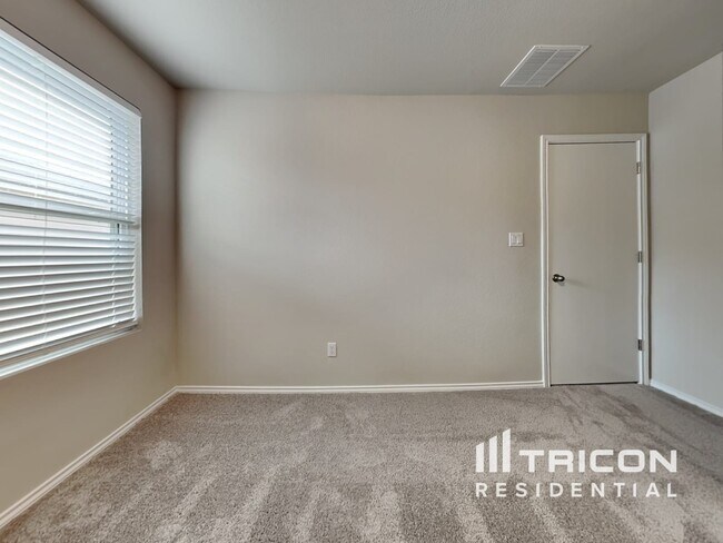 Building Photo - 5105 Saddle Clb Dr