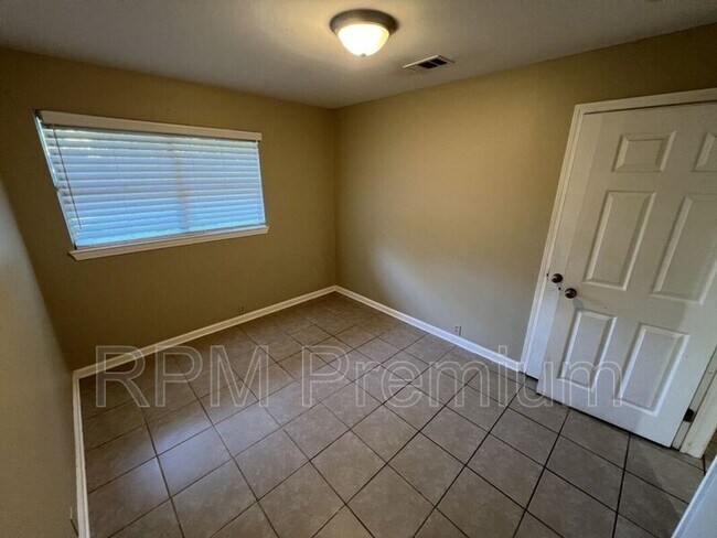 Building Photo - 3280 Crestaire Dr
