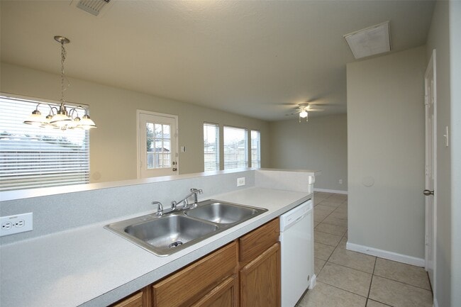 Building Photo - 527 Richcrest Dr