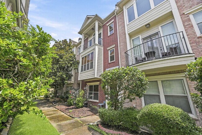 Building Photo - "Chic Urban Living: Spacious 2-Bed, 2-Bath Townhouse in Houston's Heart!"