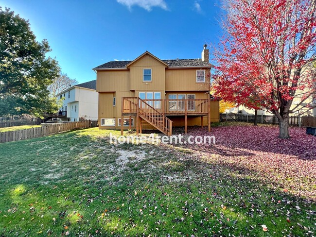 Building Photo - Beautiful Overland Park w/ Wood Floors Thr...