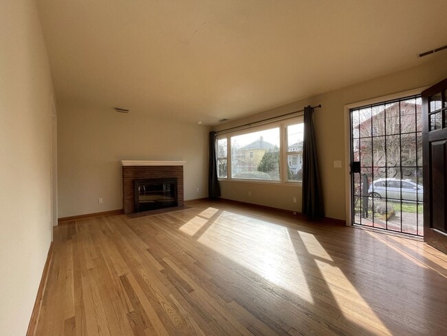 Building Photo - Charming Sellwood Bungalow with Nice Shed, Washer/Dryer, Fenced Yard