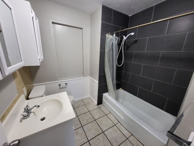 Building Photo - 2 Bedroom 1.5 Bathroom Townhouse with granite countertops and washer/dryer provided
