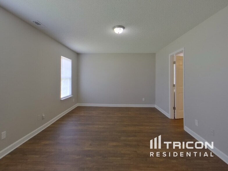 Building Photo - 717 Forest Valley Ln