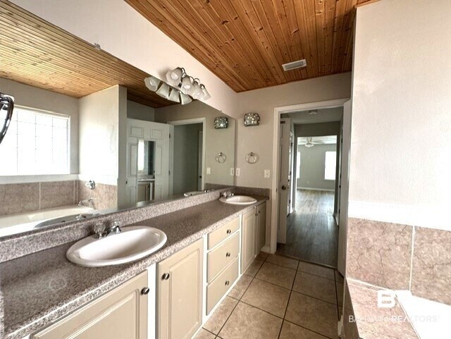 Building Photo - 9964 Hollowbrook Ave