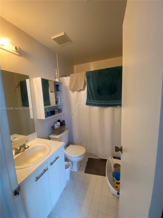 Building Photo - 6245 SW Kendale Lakes Cir